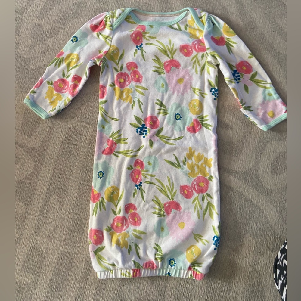 🟡 3/$20 Cloud Island Floral Baby Elastic Gown, Size 0-6 Months